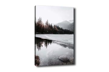 Lerretsbilde - Vakkert vinterlandskap med frosne innsjøer og snødekte fjell - Grå / Hvit / Mørkegrønn - Interiør - Maleri & posters - Lerretsbilder