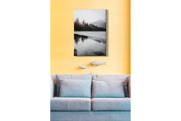 Lerretsbilde - Vakkert vinterlandskap med frosne innsjøer og snødekte fjell - Grå / Hvit / Mørkegrønn - Interiør - Maleri & posters - Lerretsbilder