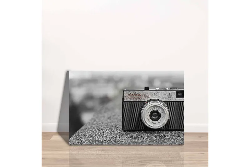 Lerretsbilde - Vintage kamera på en grå overflate - Svart / Grå / Sølv - Interiør - Maleri & posters - Lerretsbilder