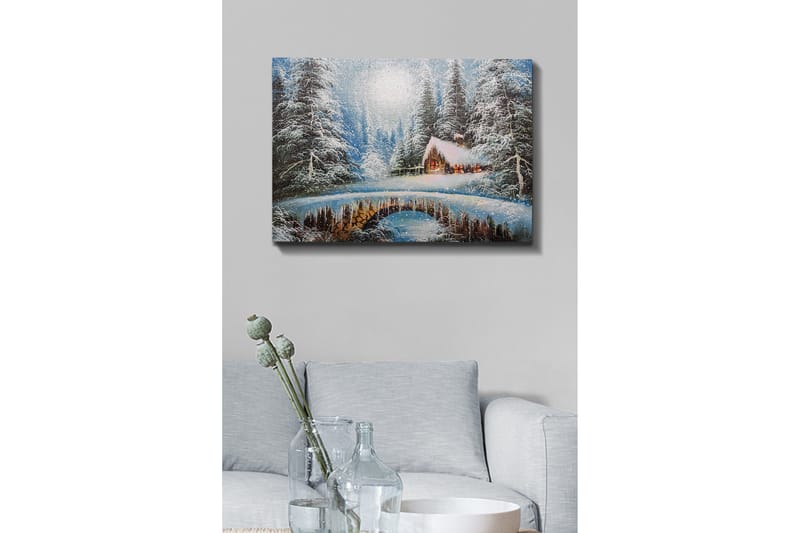 Lerretsbilde - Vinterlandskap med hytte og snødekte trær - Blå / Hvit / Brun - Interiør - Maleri & posters - Lerretsbilder