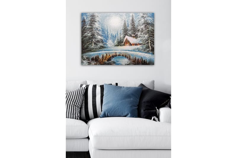 Lerretsbilde - Vinterlandskap med hytte og snødekte trær - Hvit / Blå / Brun - Interiør - Maleri & posters - Lerretsbilder