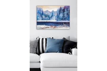 Lerretsbilde - Vinterlandskap med snødekte trær og en speilblank innsjø - Blå / Hvit / Mørkegrønn - Interiør - Maleri & posters - Lerretsbilder