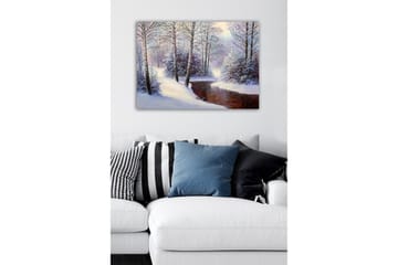 Lerretsbilde - Vinterlandskap med snødekte trær og en stille bekk - Hvit / Blå / Brun - Interiør - Maleri & posters - Lerretsbilder