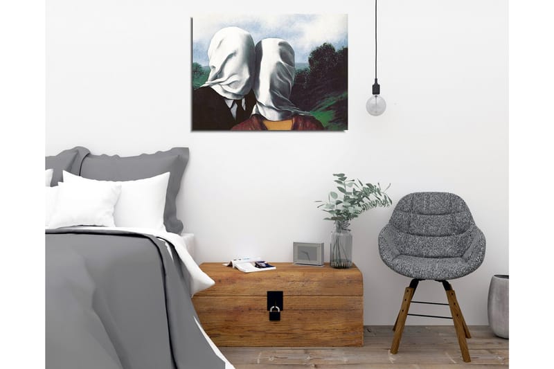 Lerretsbilde - Par med hvite kluter som dekker ansiktene, stående i et frodig landskap - Hvit / Svart / Grønn - Interiør - Maleri & posters - Lerretsbilder