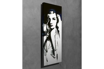 Lerretsbilde - Portrett av en kvinne med langt hår og et mystisk uttrykk - Svart / Hvit / Mørk blå - Interiør - Maleri & posters - Lerretsbilder