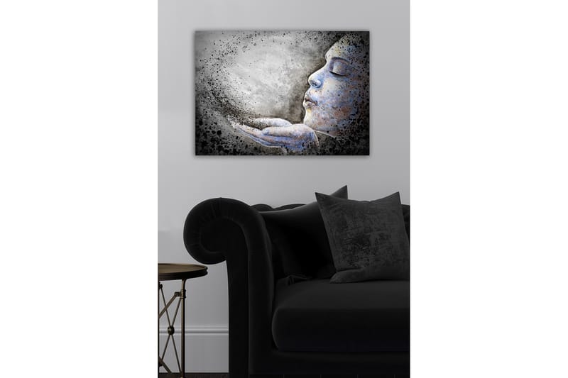 Lerretsbilde - Portrett av en kvinne som blåser partikler ut av hendene sine - Grå / Blå / Svart - Interiør - Maleri & posters - Lerretsbilder