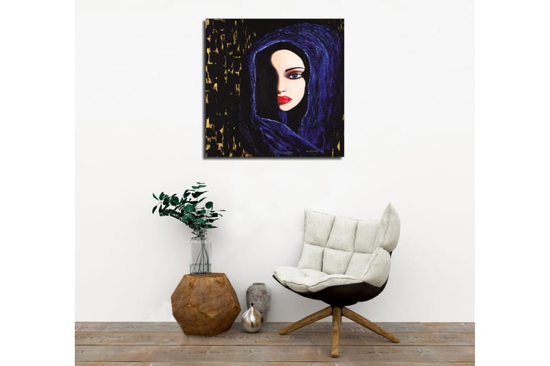 Lerretsbilde - Portrett av en kvinne med et mystisk blikk i en mørk hette - Mørk blå / Svart / Rød - Interiør - Maleri & posters - Lerretsbilder