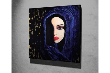 Lerretsbilde - Portrett av en kvinne med et mystisk blikk i en mørk hette - Mørk blå / Svart / Rød - Interiør - Maleri & posters - Lerretsbilder