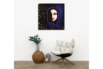 Lerretsbilde - Portrett av en kvinne med et mystisk blikk i en mørk hette - Mørk blå / Svart / Rød - Interiør - Maleri & posters - Lerretsbilder