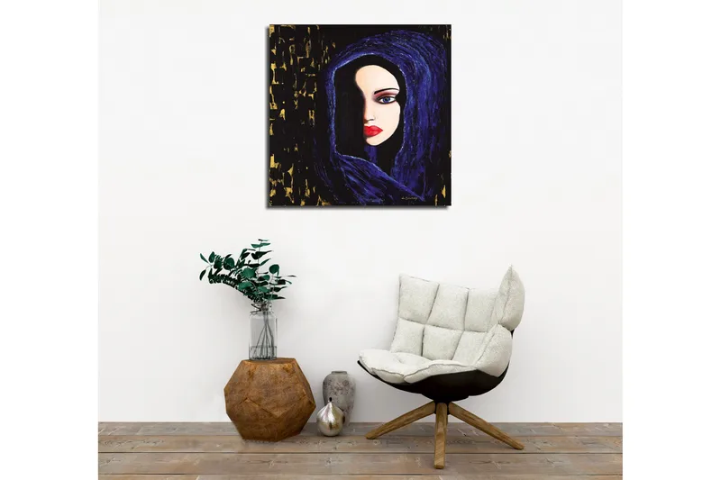 Lerretsbilde - Portrett av en kvinne med et mystisk blikk i en mørk hette - Mørk blå / Svart / Rød - Interiør - Maleri & posters - Lerretsbilder
