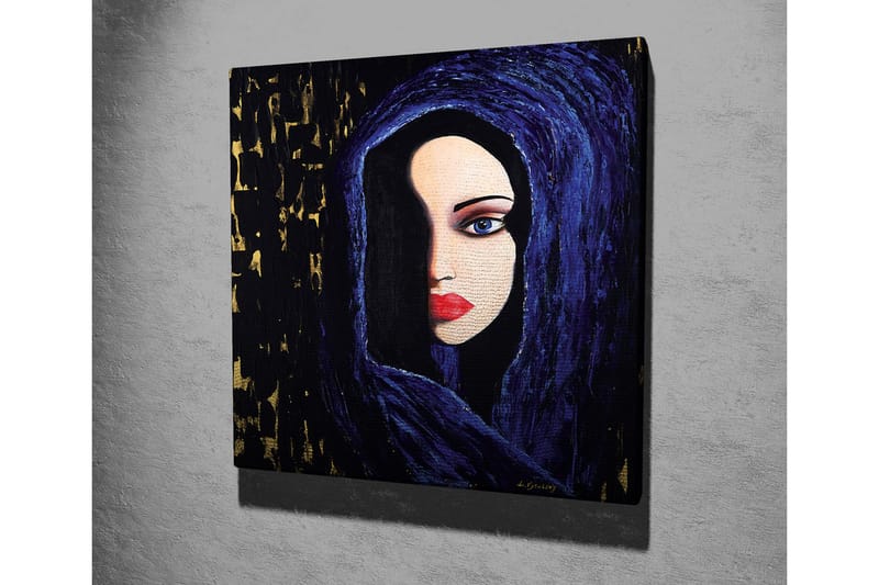Lerretsbilde - Portrett av en kvinne med et mystisk blikk i en mørk hette - Mørk blå / Svart / Rød - Interiør - Maleri & posters - Lerretsbilder