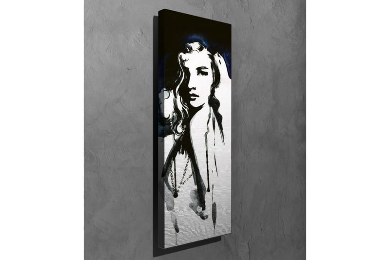 Lerretsbilde - Portrett av en kvinne med langt hår og et mystisk uttrykk - Svart / Hvit / Mørk blå - Interiør - Maleri & posters - Lerretsbilder