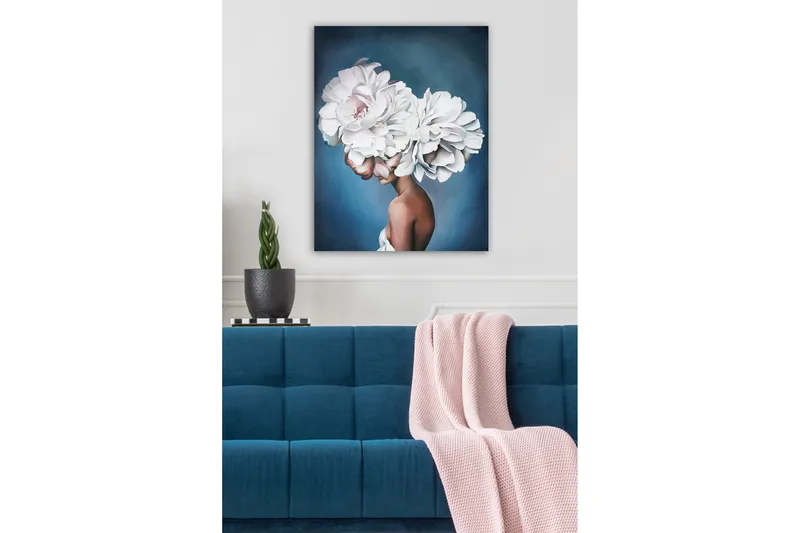 Lerretsbilde - Portrett av en kvinne med store, hvite blomster som hodeplagg - Hvit / Blå / Brun - Interiør - Maleri & posters - Lerretsbilder