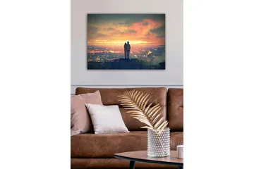 Lerretsbilde - Par som står sammen og ser på en solnedgang over en by - Oransje / Blå / Grå - Interiør - Maleri & posters - Lerretsbilder