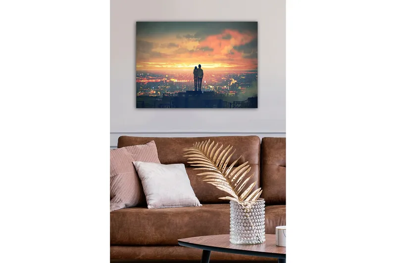 Lerretsbilde - Par som står sammen og ser på en solnedgang over en by - Oransje / Blå / Grå - Interiør - Maleri & posters - Lerretsbilder