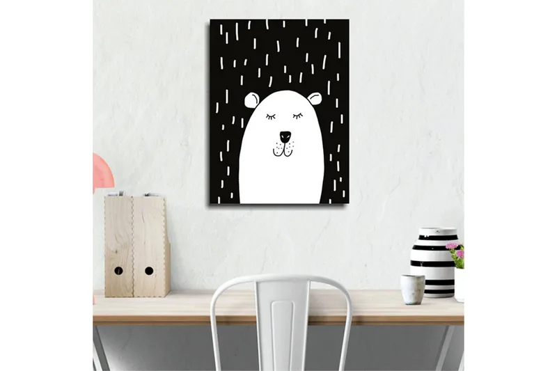 Lite lerretsbilde 30x40 cm - Søt hvit bjørn med lukkede øyne mot svart bakgrunn - Hvit / Svart - Interiør - Maleri & posters - Lerretsbilder