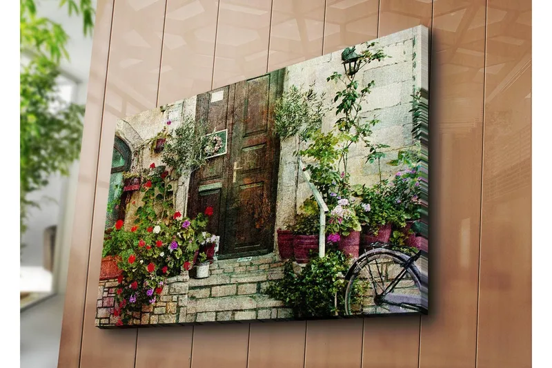 Stort lerretsbilde 100x70 cm - Vakker dør omgitt av fargerike blomster og grøntområder - Rød / Grønn / Lilla - Interiør - Maleri & posters - Lerretsbilder