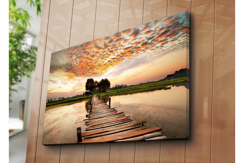 Stort lerretsbilde 100x70 cm - Vakker solnedgang over en trebro som strekker seg over stille vann - Oransje / Grønn / Brun - Interiør - Maleri & posters - Lerretsbilder