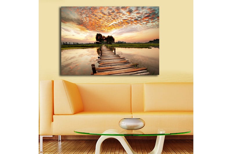 Stort lerretsbilde 100x70 cm - Vakker solnedgang over en trebro som strekker seg over stille vann - Oransje / Grønn / Brun - Interiør - Maleri & posters - Lerretsbilder