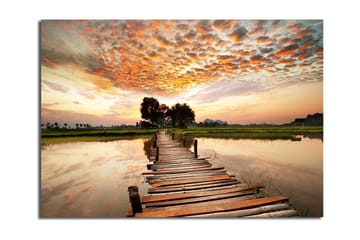 Stort lerretsbilde 100x70 cm - Vakker solnedgang over en trebro som strekker seg over stille vann - Oransje / Grønn / Brun - Interiør - Maleri & posters - Lerretsbilder