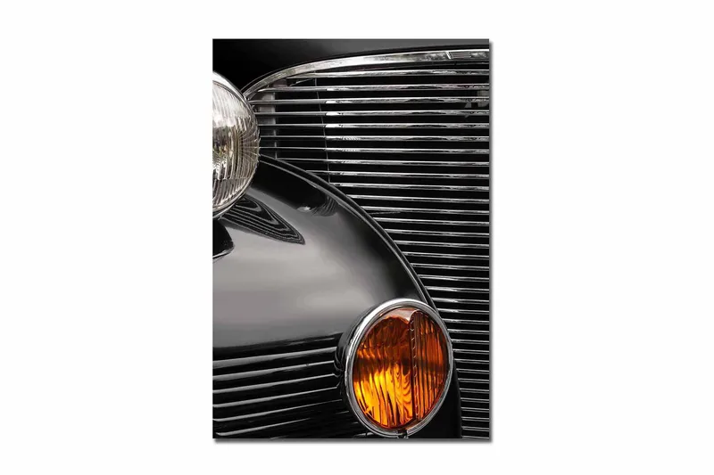 Stort lerretsbilde 70x100 cm - Detaljert nærbilde av fronten på en klassisk bil - Svart / Krom / Oransje - Interiør - Maleri & posters - Lerretsbilder
