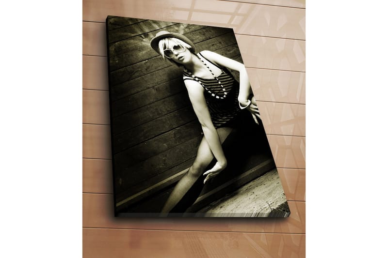 Stort lerretsbilde 70x100 cm - Stilig portrett av en kvinne i retro badetøy - Svart / Hvit / Grå - Interiør - Maleri & posters - Lerretsbilder