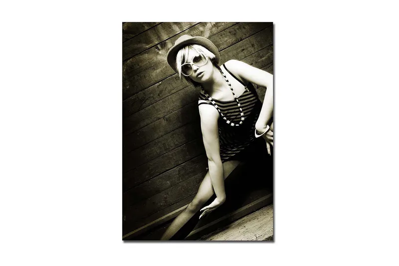 Stort lerretsbilde 70x100 cm - Stilig portrett av en kvinne i retro badetøy - Svart / Hvit / Grå - Interiør - Maleri & posters - Lerretsbilder