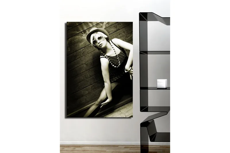 Stort lerretsbilde 70x100 cm - Stilig portrett av en kvinne i retro badetøy - Svart / Hvit / Grå - Interiør - Maleri & posters - Lerretsbilder