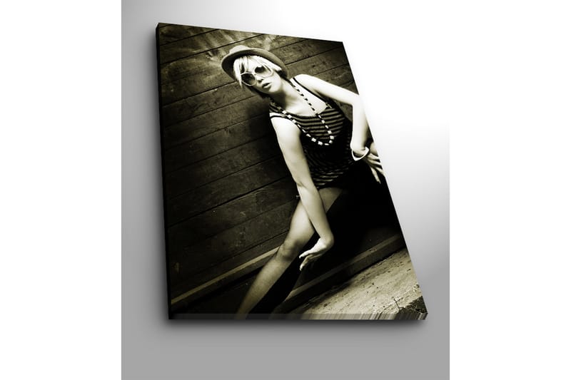 Stort lerretsbilde 70x100 cm - Stilig portrett av en kvinne i retro badetøy - Svart / Hvit / Grå - Interiør - Maleri & posters - Lerretsbilder