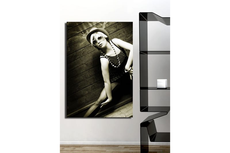 Stort lerretsbilde 70x100 cm - Stilig portrett av en kvinne i retro badetøy - Svart / Hvit / Grå - Interiør - Maleri & posters - Lerretsbilder
