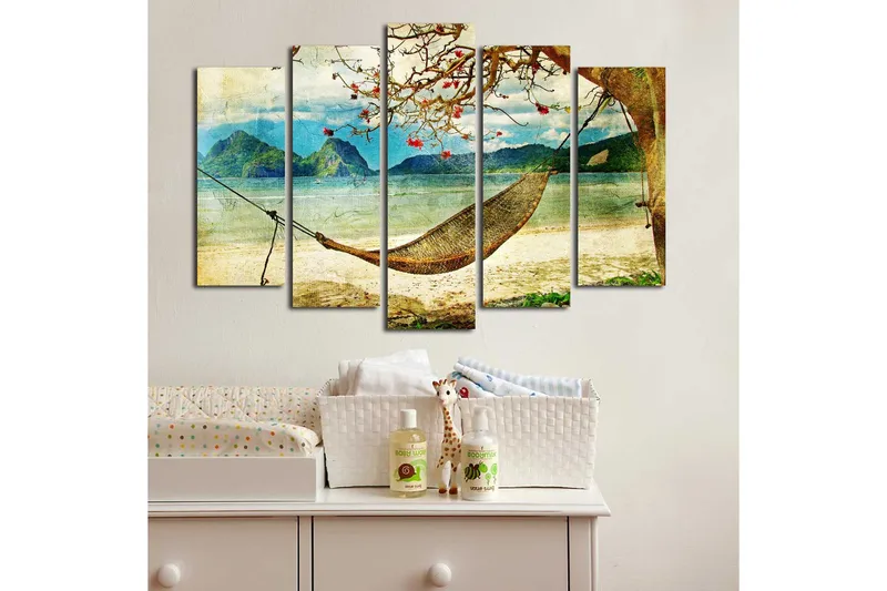 Stort lerretsbilde i 5 deler 105x70 cm - Avslappende hengekøye under et tre på en strand med fjell i bakgrunnen - Blå / Grønn / Beige - Interiør - Maleri & posters - Lerretsbilder