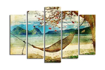 Stort lerretsbilde i 5 deler 105x70 cm - Avslappende hengekøye under et tre på en strand med fjell i bakgrunnen - Blå / Grønn / Beige - Interiør - Maleri & posters - Lerretsbilder