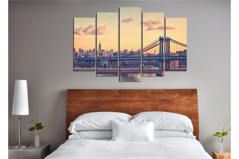 Stort lerretsbilde i 5 deler 105x70 cm - Bysilhuett med Manhattan Bridge ved solnedgang - Gull / Blå / Grå - Interiør - Maleri & posters - Lerretsbilder