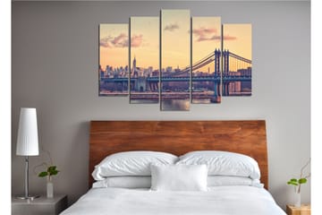 Stort lerretsbilde i 5 deler 105x70 cm - Bysilhuett med Manhattan Bridge ved solnedgang - Gull / Blå / Grå - Interiør - Maleri & posters - Lerretsbilder