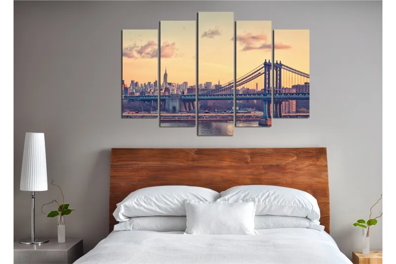 Stort lerretsbilde i 5 deler 105x70 cm - Bysilhuett med Manhattan Bridge ved solnedgang - Gull / Blå / Grå - Interiør - Maleri & posters - Lerretsbilder