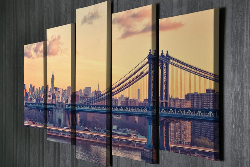 Stort lerretsbilde i 5 deler 105x70 cm - Bysilhuett med Manhattan Bridge ved solnedgang - Gull / Blå / Grå - Interiør - Maleri & posters - Lerretsbilder