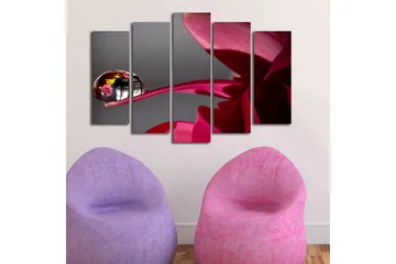 Stort lerretsbilde i 5 deler 105x70 cm - Dråper på en blomst med refleksjoner av omgivelsene - Mørk rød / Rosa / Klar (gjennomsiktig) - Interiør - Maleri & posters - Lerretsbilder