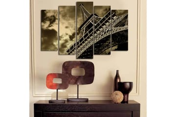 Stort lerretsbilde i 5 deler 105x70 cm - Eiffeltårnet i en dramatisk vinkel under en overskyet himmel - Svart / Brun / Grå - Interiør - Maleri & posters - Lerretsbilder