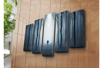 Stort lerretsbilde i 5 deler 105x70 cm - Ensom figur som går gjennom en tåkete skog - Mørk blå / Grå / Svart - Interiør - Maleri & posters - Lerretsbilder