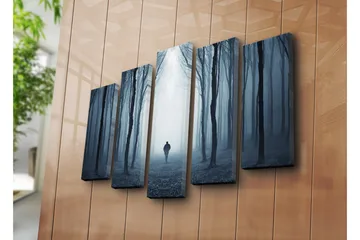 Stort lerretsbilde i 5 deler 105x70 cm - Ensom figur som går gjennom en tåkete skog - Mørk blå / Grå / Svart - Interiør - Maleri & posters - Lerretsbilder