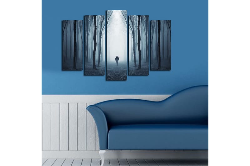 Stort lerretsbilde i 5 deler 105x70 cm - Ensom figur som går gjennom en tåkete skog - Mørk blå / Grå / Svart - Interiør - Maleri & posters - Lerretsbilder