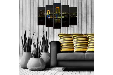 Stort lerretsbilde i 5 deler 105x70 cm - Fargerik bro opplyst av nattlys - Gul / Blå / Grønn - Interiør - Maleri & posters - Lerretsbilder