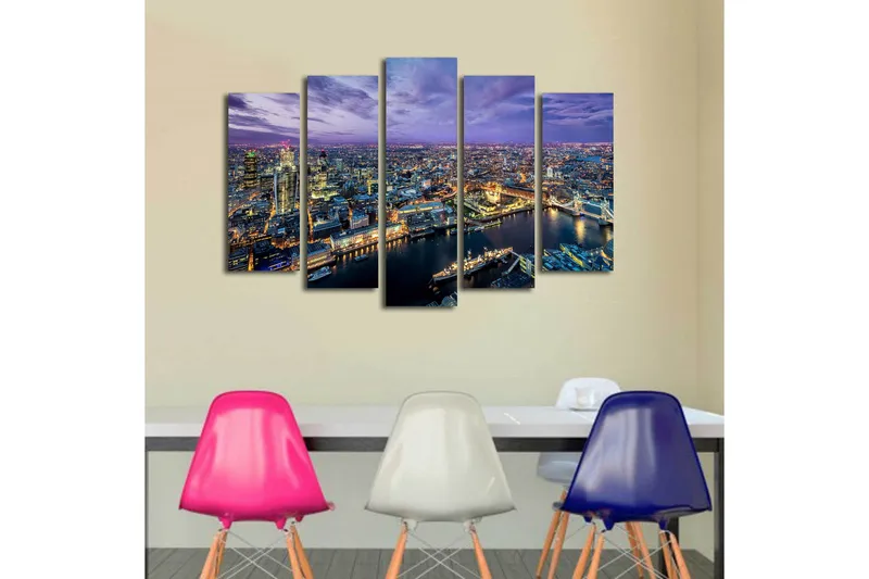 Stort lerretsbilde i 5 deler 105x70 cm - Fargerik panoramautsikt over en by i skumringen - Lilla / Blå / Gull - Interiør - Maleri & posters - Lerretsbilder