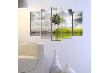 Stort lerretsbilde i 5 deler 105x70 cm - Frodige trær som står mellom tørt land og frodig eng - Grønn / Grå / Beige - Interiør - Maleri & posters - Lerretsbilder