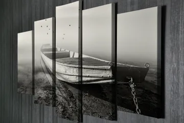 Stort lerretsbilde i 5 deler 105x70 cm - Gråtonebåt i tåkete omgivelser - Grå / Svart - Interiør - Maleri & posters - Lerretsbilder