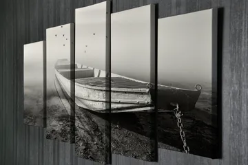 Stort lerretsbilde i 5 deler 105x70 cm - Gråtonebåt i tåkete omgivelser - Grå / Svart - Interiør - Maleri & posters - Lerretsbilder