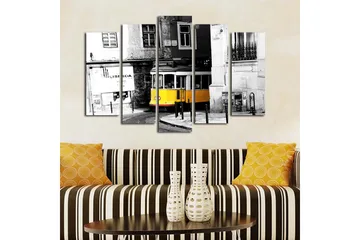 Stort lerretsbilde i 5 deler 105x70 cm - Gul trikk som svinger rundt et hjørne i et urbant miljø - Gul / Svart / Grå - Interiør - Maleri & posters - Lerretsbilder