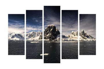 Stort lerretsbilde i 5 deler 105x70 cm - Imponerende fjellandskap med snødekte topper og speilblanke vannflater - Hvit / Mørk blå / Grå - Interiør - Maleri & posters - Lerretsbilder