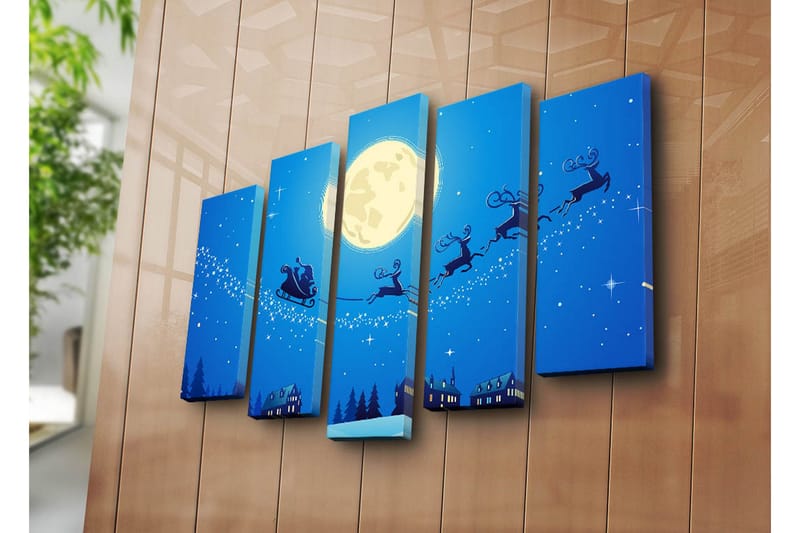 Stort lerretsbilde i 5 deler 105x70 cm - Julekveld med julenissen som flyr over en by i en slede med reinsdyr - Mørk blå / Lys blå / Hvit - Interiør - Maleri & posters - Lerretsbilder