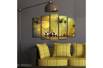 Stort lerretsbilde i 5 deler 105x70 cm - Kameler som går gjennom et ørkenlandskap med palmer og pyramider i bakgrunnen - Gull / Brun / Svart - Interiør - Maleri & posters - Lerretsbilder